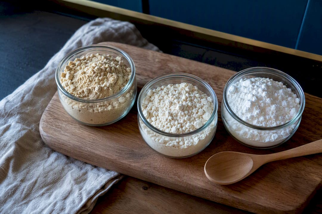 Trois types de poudres de protéines de lactosérum dans des bocaux