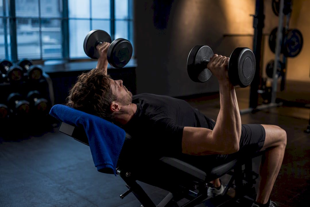 Sportif effectuant une séance de récupération active