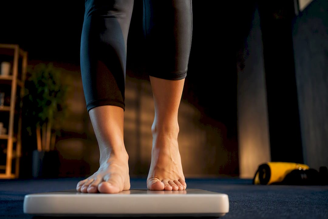 Les pieds posés sur un impédancemètre