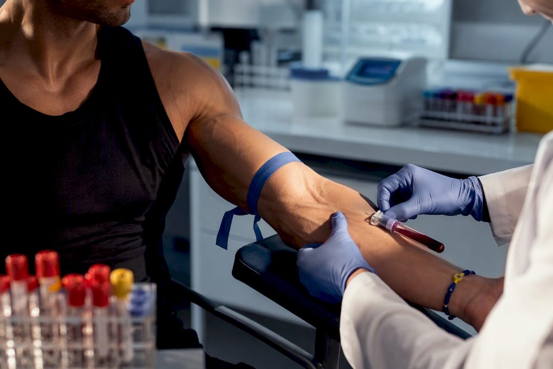Prise de sang pour un sportif au laboratoire