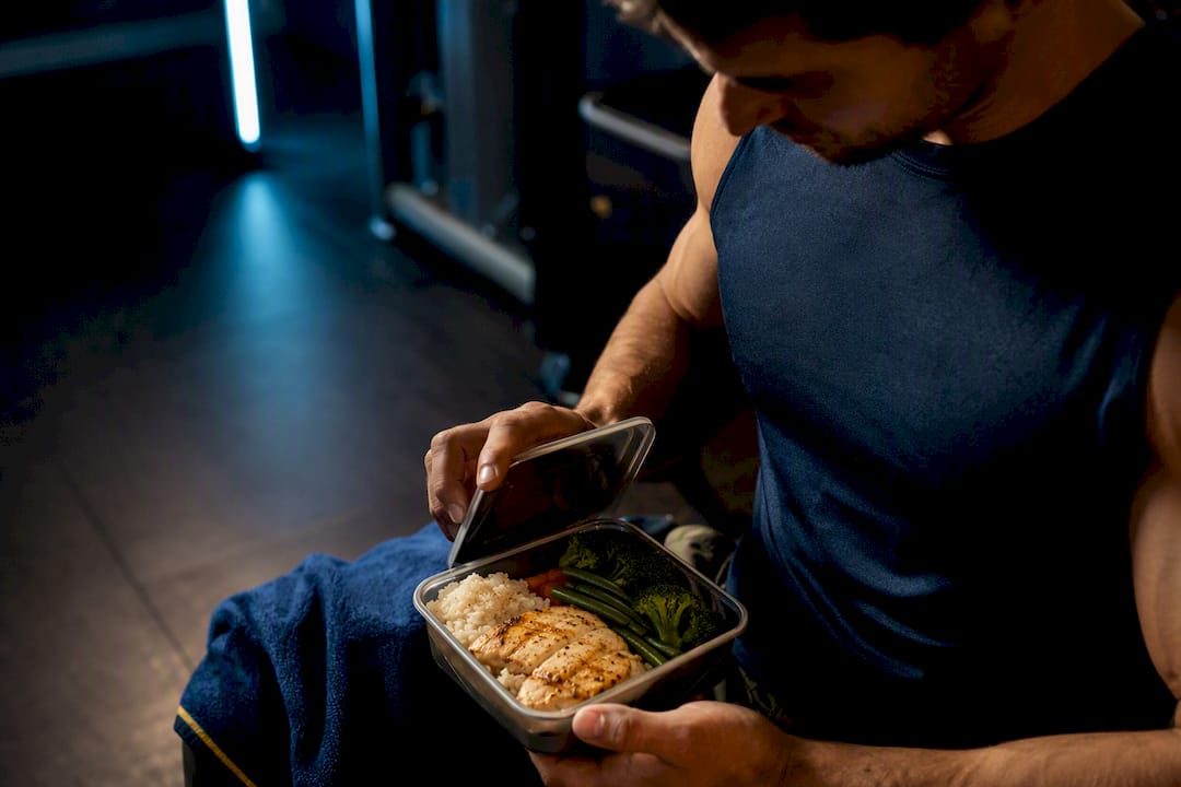 Pratiquant qui mange après sa séance